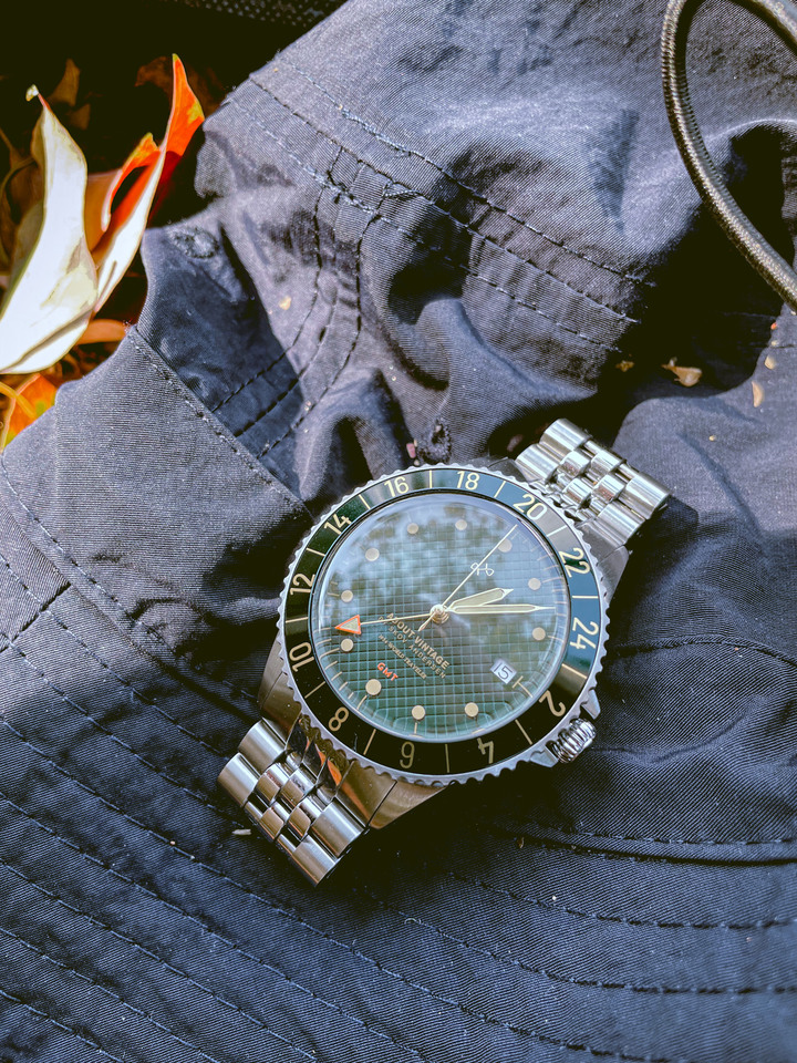 【設計師評價】About Vintage 1954 GMT 綠海龜，我的首支 GMT 手錶開箱