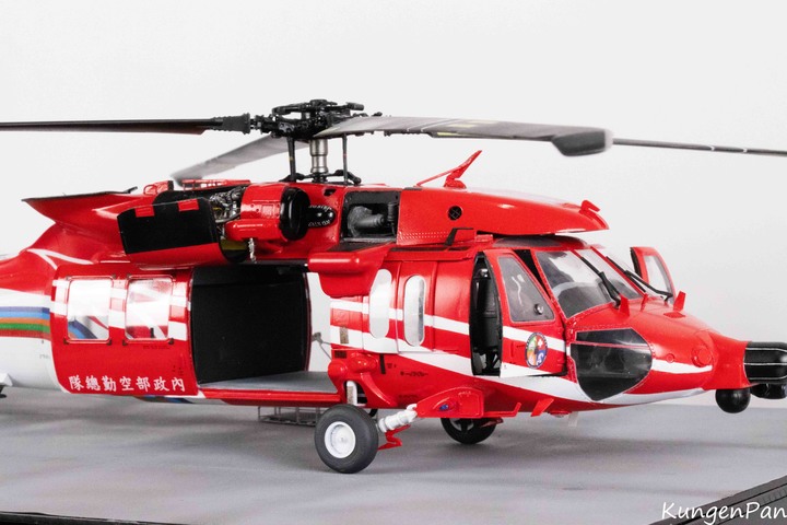 點我看大圖 1/35 空中勤務總隊 UH-60M-14 重裝型黑鷹直升機製作紀實