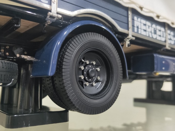 【模型分享】背負銀箭的無名英雄！1/18 CMC Mercedes-Benz W25 & LO2750 Race Car Transporter