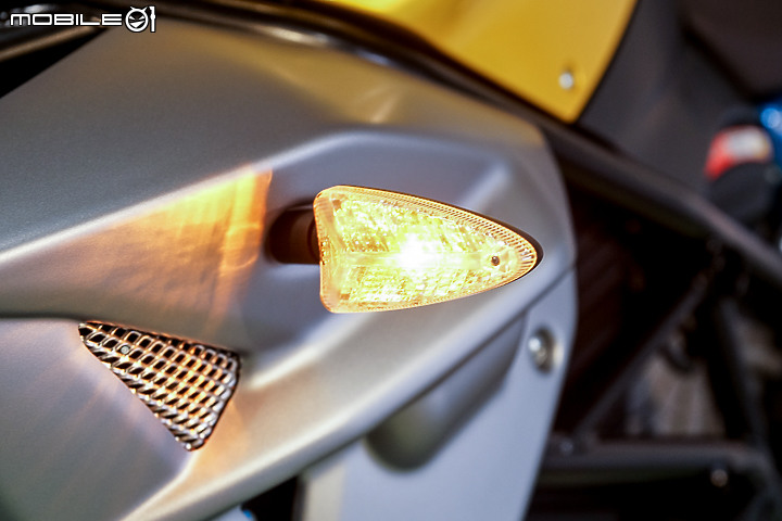 Energica EVA Esse Esse 9+ 賽道重點試駕｜百萬內復古電能車 看似乖巧卻很狂妄