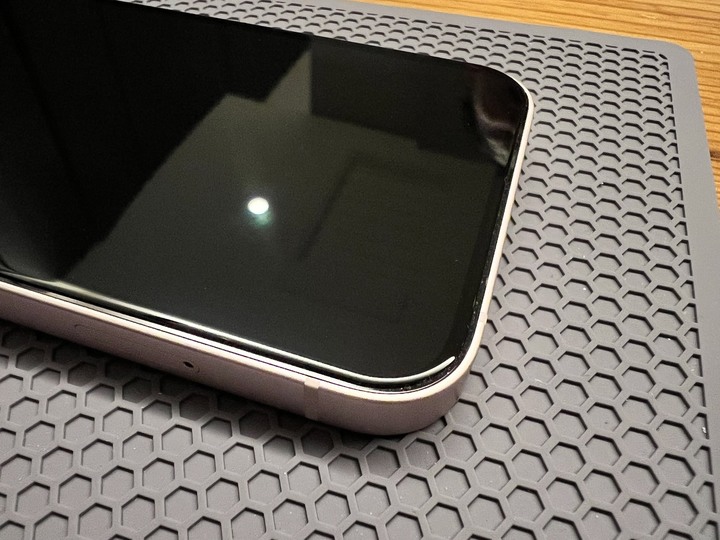 [分享文] iPhone 13 粉色 + Hoda 抗藍光玻璃貼 +Hoda 晶石玻璃殼 + Hoda 燒鈦鏡頭貼 + 泡泡支架