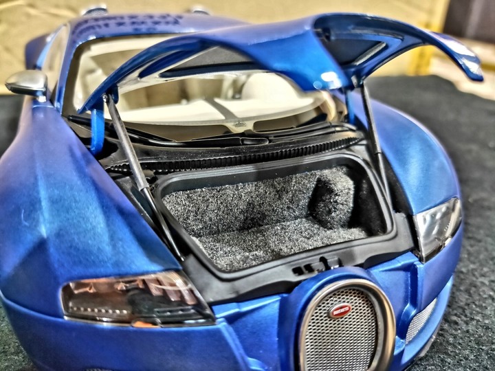 【模型分享】百年限定，舉世無雙！1/18 Bugatti Veyron EB 16.4 Bleu Centenaire Edition