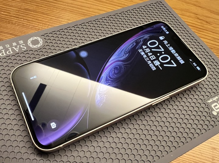[分享文] iPhone 13 粉色 + Hoda 抗藍光玻璃貼 +Hoda 晶石玻璃殼 + Hoda 燒鈦鏡頭貼 + 泡泡支架