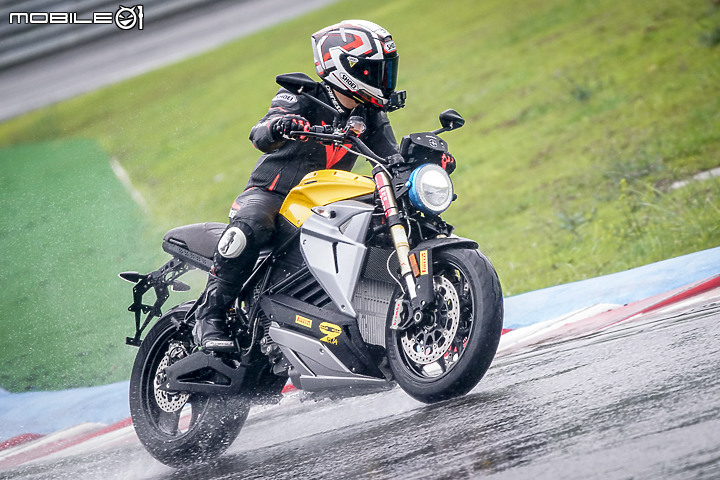 Energica EVA Esse Esse 9+ 賽道重點試駕|百萬內復古電能車 看似乖巧卻很狂妄