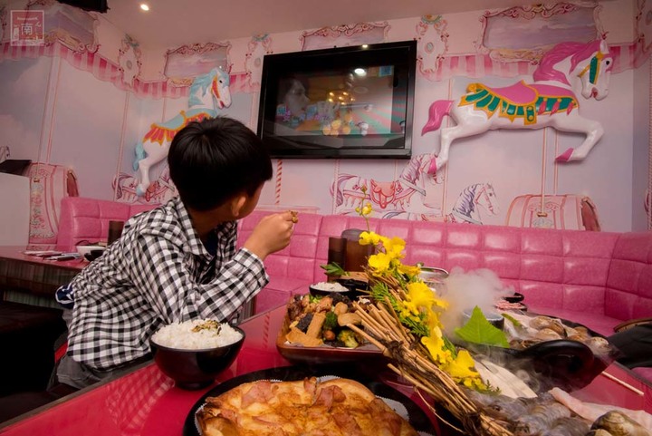 【臺南美食】點貳鍋三火鍋就送賓士ktv南紡店兩小時歡唱|邊吃鍋邊唱歌0起|多款風格包廂|主廚熬煮湯頭|包廂內有空氣清淨機~貳鍋三火鍋&賓士ktv南紡店