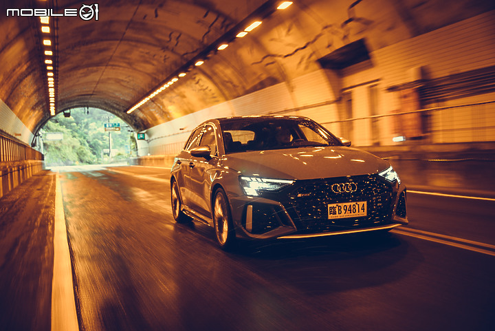 越級打怪沒在怕!Audi RS 3 Sportback 雨中激戰!