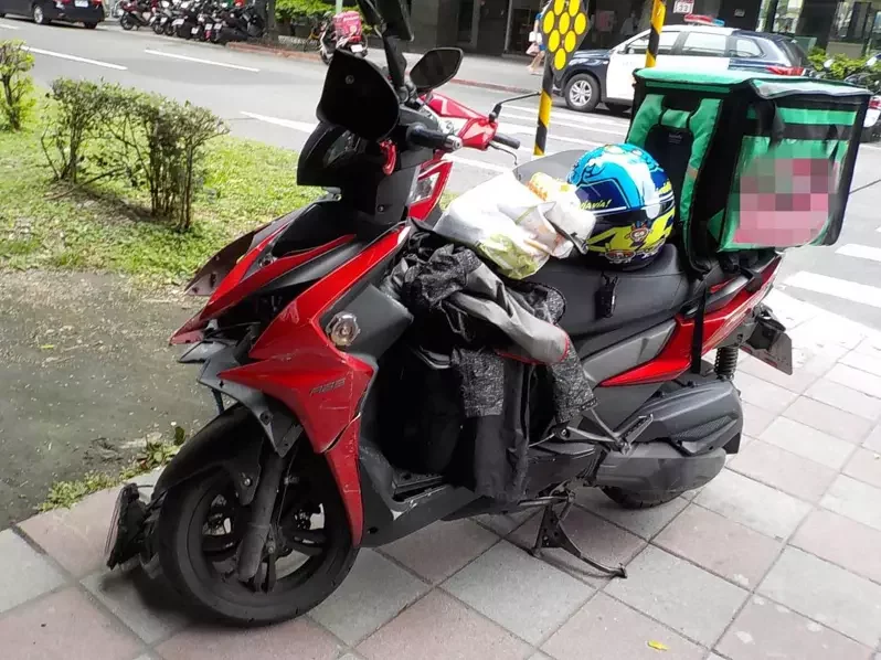 外送員高速闖紅燈 攔腰撞剛起步機車...2騎士皆重傷