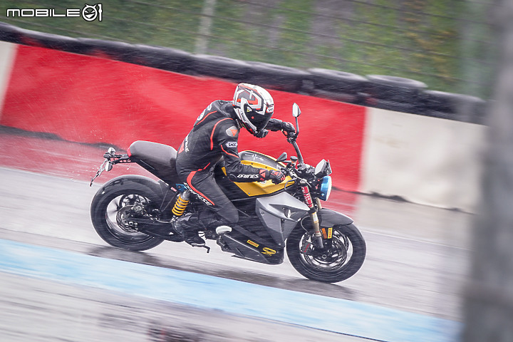 Energica EVA Esse Esse 9+ 賽道重點試駕|百萬內復古電能車 看似乖巧卻很狂妄