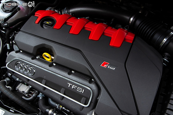 越級打怪沒在怕!Audi RS 3 Sportback 雨中激戰!