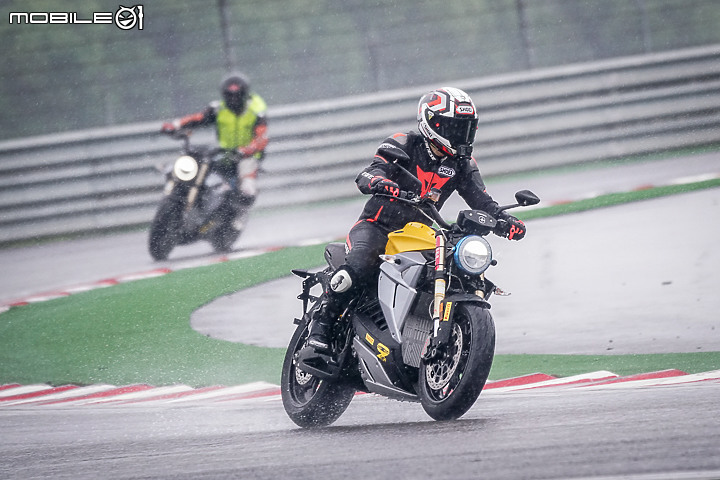 Energica EVA Esse Esse 9+ 賽道重點試駕|百萬內復古電能車 看似乖巧卻很狂妄