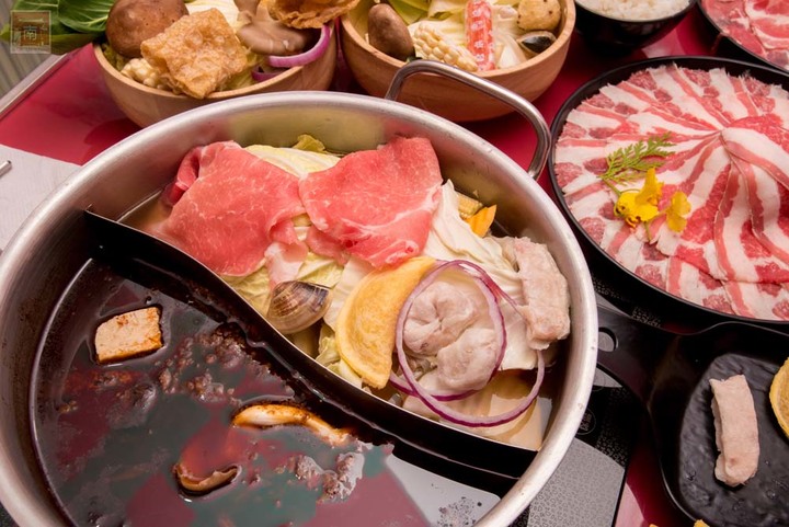 【臺南美食】點貳鍋三火鍋就送賓士ktv南紡店兩小時歡唱|邊吃鍋邊唱歌0起|多款風格包廂|主廚熬煮湯頭|包廂內有空氣清淨機~貳鍋三火鍋&賓士ktv南紡店