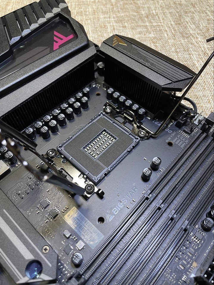 【開箱】女武神 Z690A VALKYRIE 主機版 DDR4
