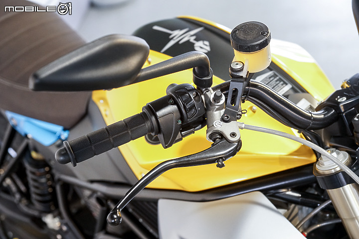 Energica EVA Esse Esse 9+ 賽道重點試駕｜百萬內復古電能車 看似乖巧卻很狂妄