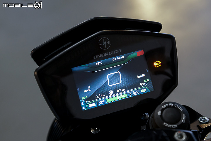 Energica EVA Esse Esse 9+ 賽道重點試駕｜百萬內復古電能車 看似乖巧卻很狂妄