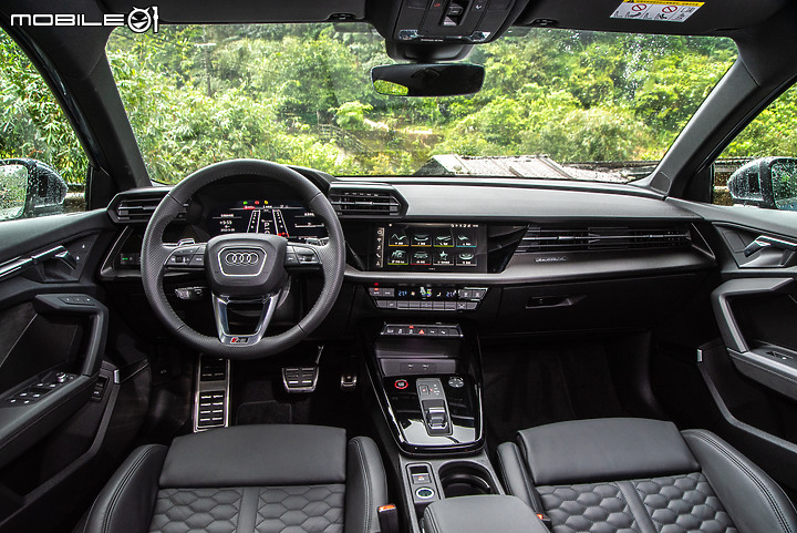 越級打怪沒在怕!Audi RS 3 Sportback 雨中激戰!