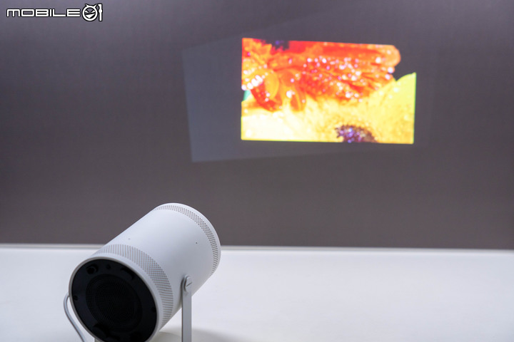 Samsung The Freestyle 迷你行動投影機試用 小巧身形卻能智慧投放大畫面感受
