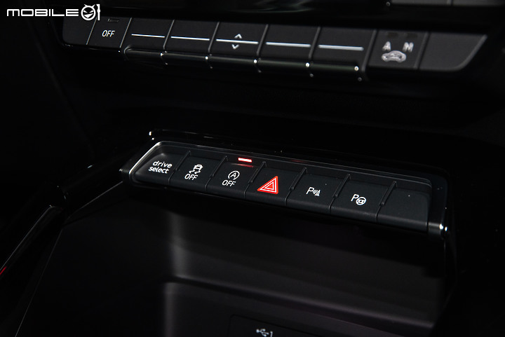 越級打怪沒在怕!Audi RS 3 Sportback 雨中激戰!