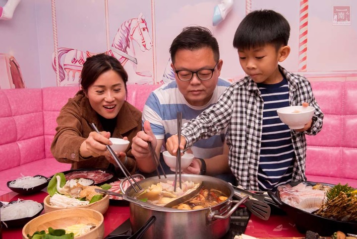 【臺南美食】點貳鍋三火鍋就送賓士ktv南紡店兩小時歡唱|邊吃鍋邊唱歌0起|多款風格包廂|主廚熬煮湯頭|包廂內有空氣清淨機~貳鍋三火鍋&賓士ktv南紡店