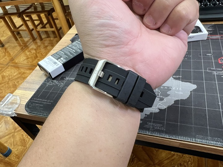 [分享文] Apple Watch 7 + Rearth Ringke Apple Watch 環保矽膠運動錶帶 + Rearth Ringke Apple Watch 抗震保護殼