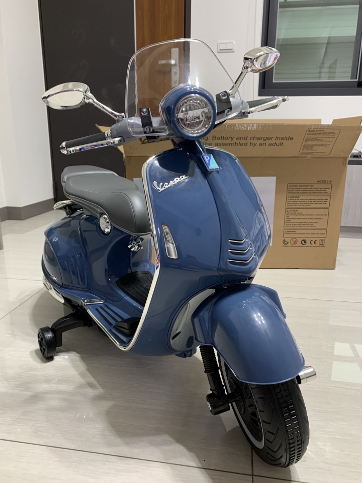 [開箱]VESPA偉士牌電動玩具車 小犬的兒童節禮物