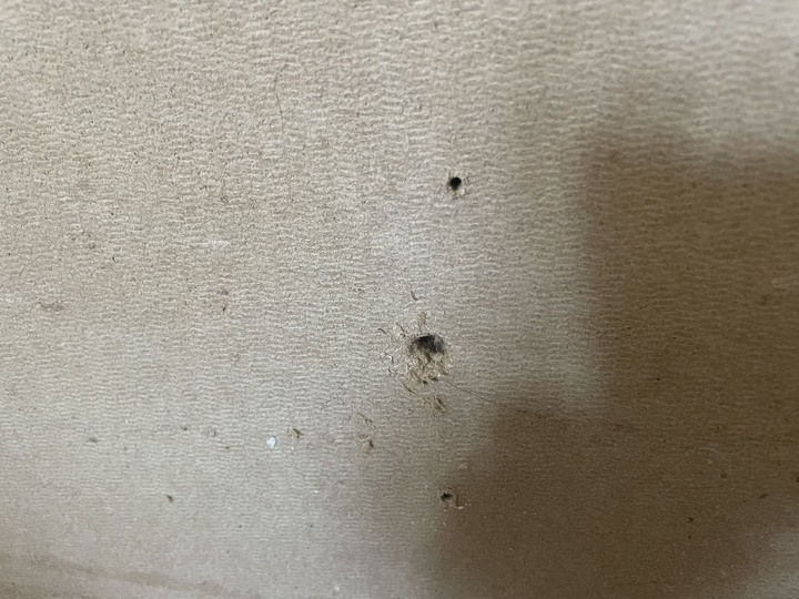 請問這個材質是石棉嗎，家中的老天花板