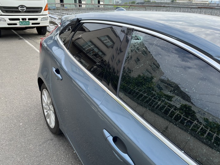 道路上撞到堆高機牙...