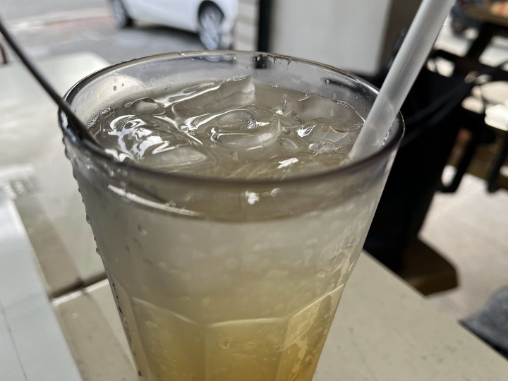 [食記] 斗六冰城，台灣高雄旗津，消暑解渴的梅汁牛奶冰淇淋