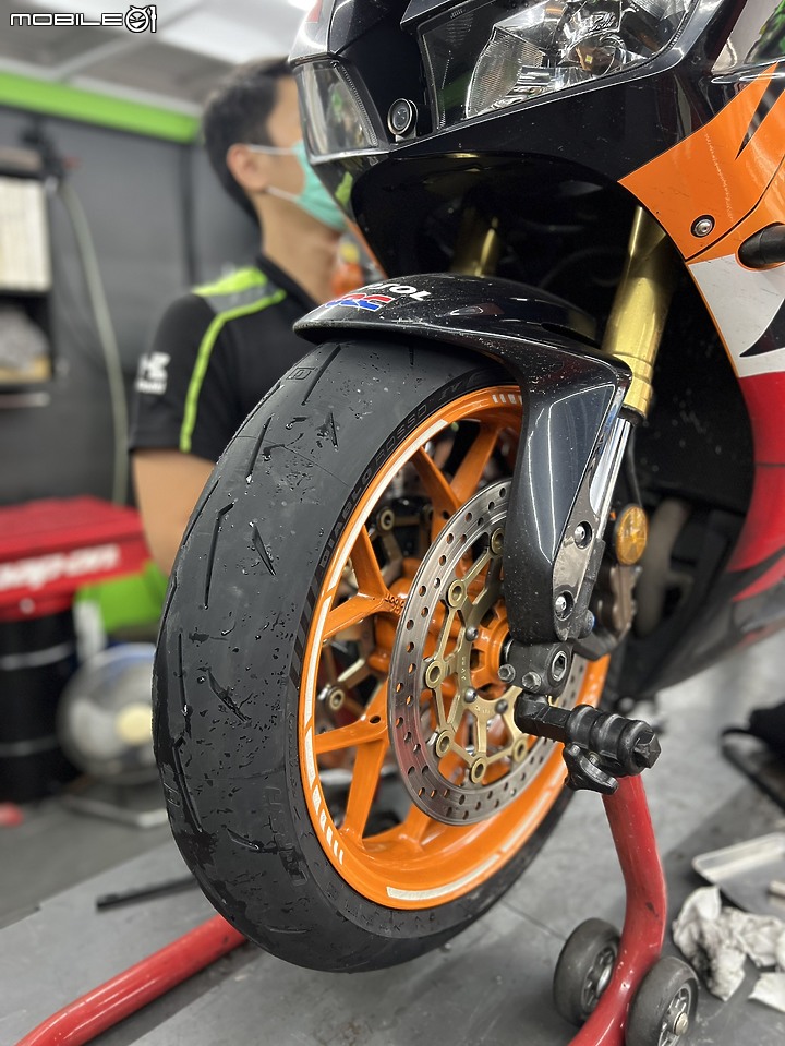 令人著迷的黑色甜甜圈PIRELLI DIABLO ROSSO IV CORSA