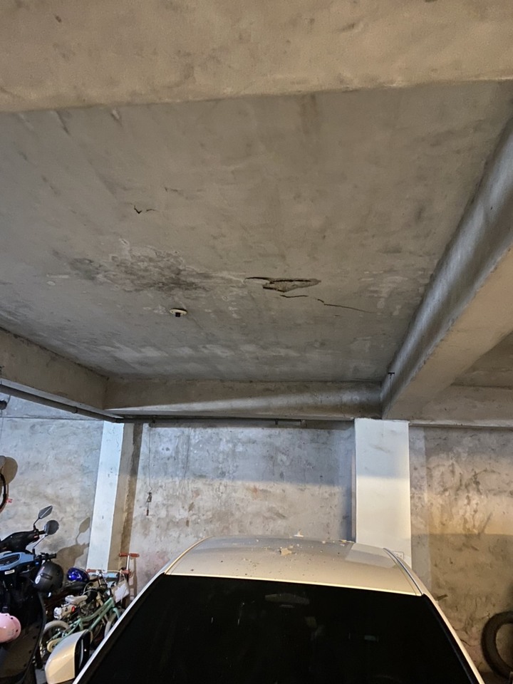 求教: 40年老房子車位上方疑似海砂屋導致水泥崩落，要怎麼處理?