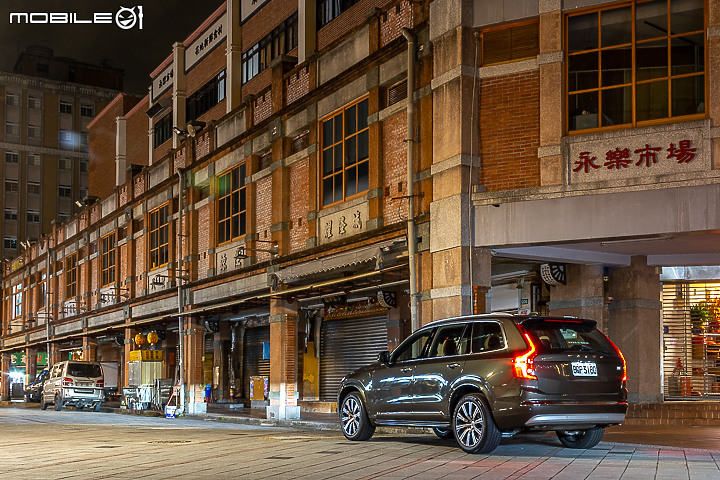 Volvo XC90 Recharge T8 深夜台北城散策|電能架構大躍進的北歐旗艦!