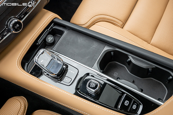 Volvo XC90 Recharge T8 深夜台北城散策｜電能架構大躍進的北歐旗艦！