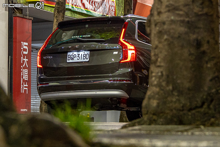 Volvo XC90 Recharge T8 深夜台北城散策|電能架構大躍進的北歐旗艦!
