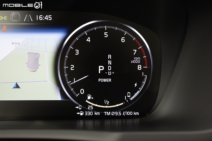 Volvo XC90 Recharge T8 深夜台北城散策｜電能架構大躍進的北歐旗艦！