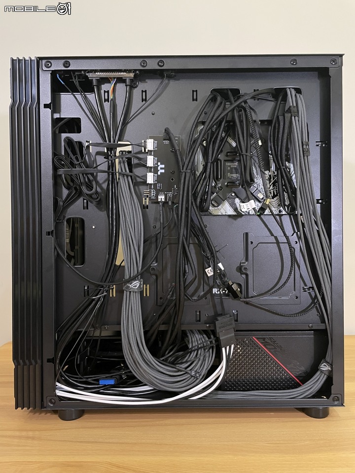 中堅新戰力,特色網狀通風直立中塔機殼 ThermalTake T27 TG ARGB