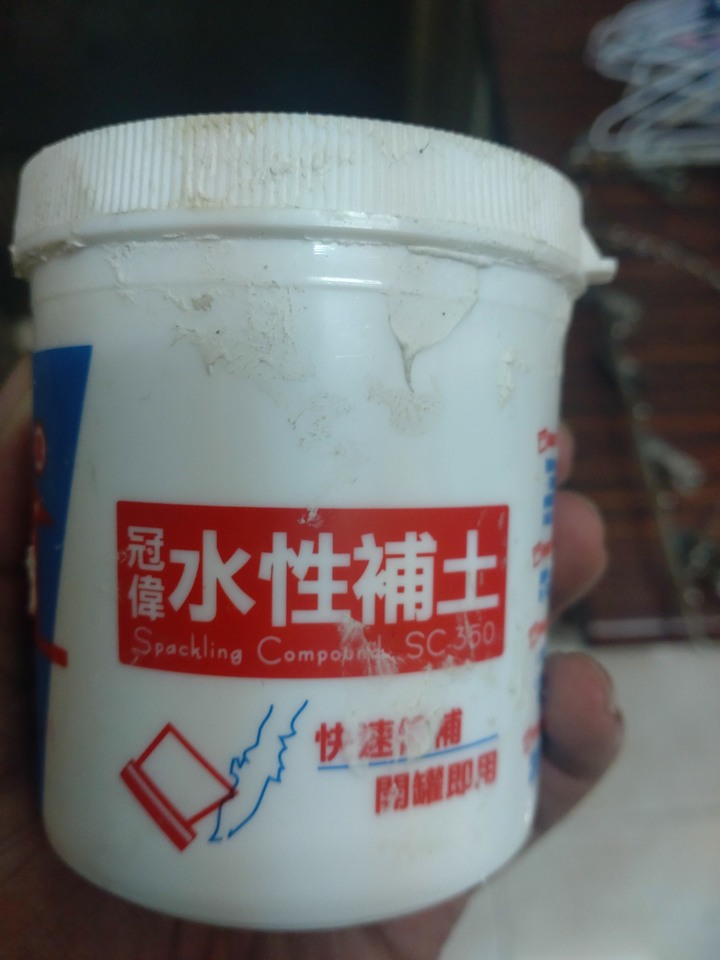 浴室蓮蓬頭和牆壁之間，有黑黑灰灰的空隙裂縫