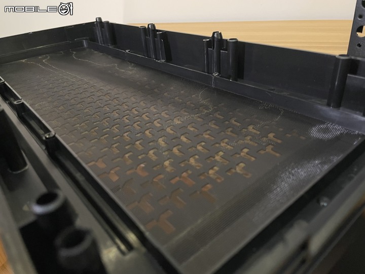 中堅新戰力,特色網狀通風直立中塔機殼 ThermalTake T27 TG ARGB
