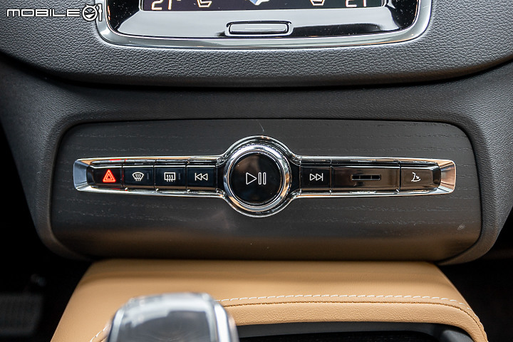 Volvo XC90 Recharge T8 深夜台北城散策|電能架構大躍進的北歐旗艦!