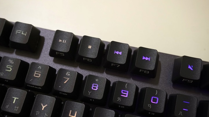 [休賢開箱]我的第一把無線鍵盤!! ROG Strix Scope RX TKL Wireless Deluxe簡單開箱