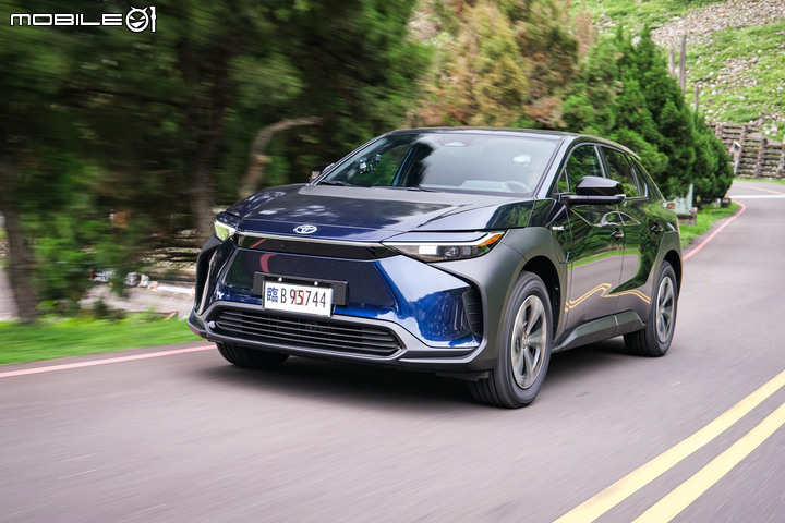 Toyota bZ4X 700公里長途試駕|加速、電耗完整測試;將化身電動車界的RAV4!