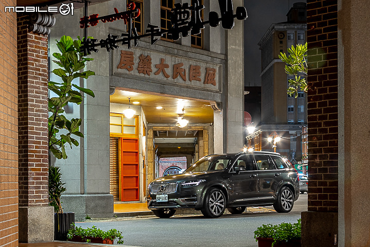 Volvo XC90 Recharge T8 深夜台北城散策|電能架構大躍進的北歐旗艦!
