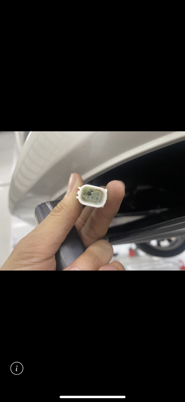 點我看大圖 前雷達故障 原廠疑似我前保桿換過??