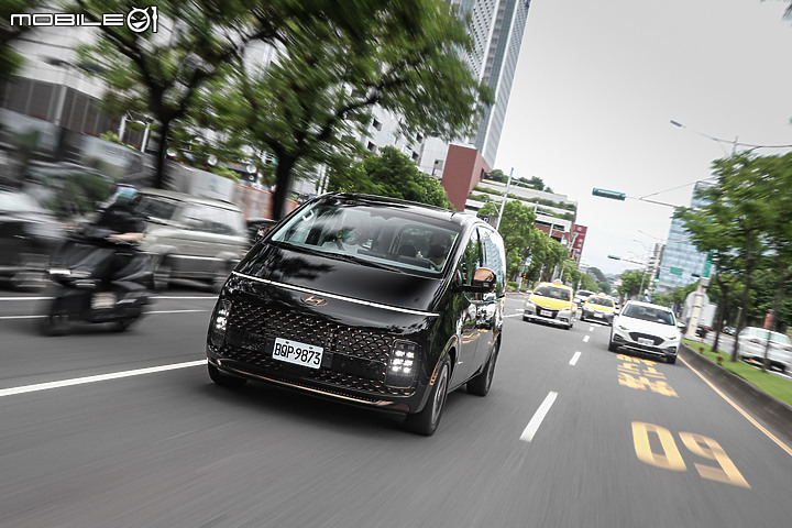 Hyundai Staria CEO 試駕|殺傷力不容小覷的商旅資優生!