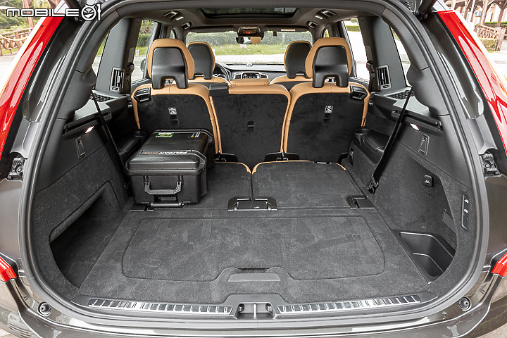 Volvo XC90 Recharge T8 深夜台北城散策｜電能架構大躍進的北歐旗艦！