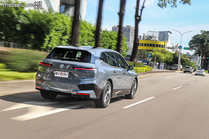 BMW iX xDrive40 旗艦版試駕|初嘗巴伐利亞發動機的轉型代表作!
