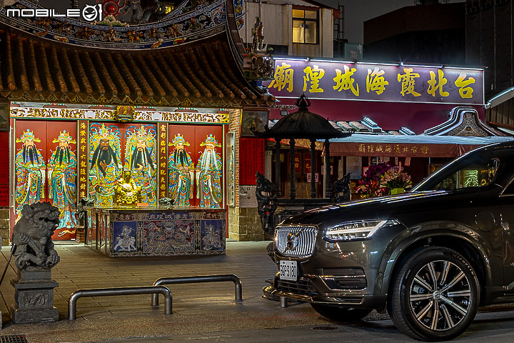 Volvo XC90 Recharge T8 深夜台北城散策|電能架構大躍進的北歐旗艦!
