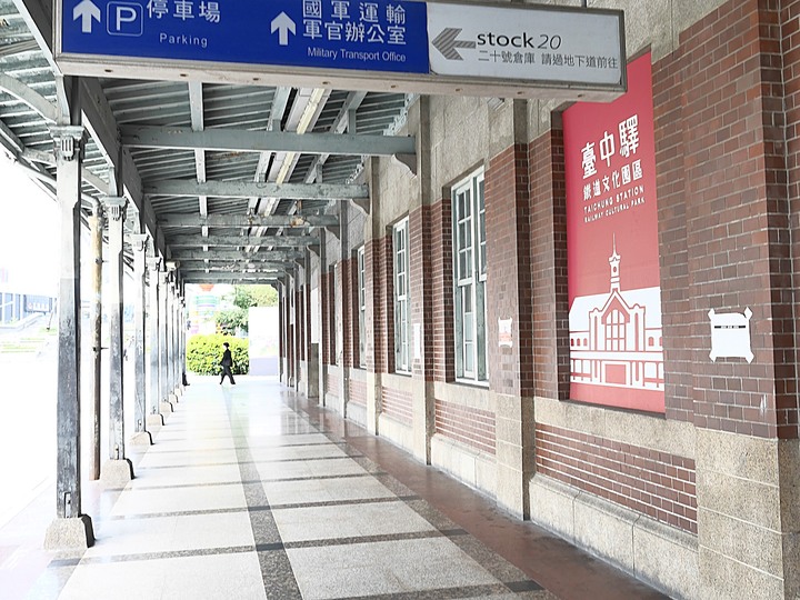 臺中火車站 | 鐵鹿大街 — 由老月台老車站化身為遊客遊憩空間,新舊兩代車站的交融