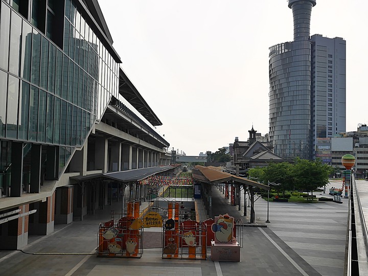 臺中火車站 | 鐵鹿大街 — 由老月台老車站化身為遊客遊憩空間,新舊兩代車站的交融