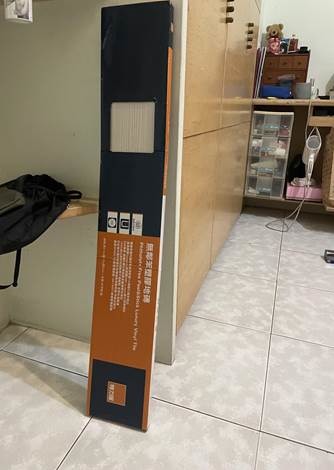 書房地板微改造，磁磚變成仿木紋塑膠地板