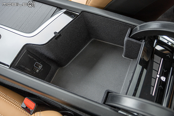 Volvo XC90 Recharge T8 深夜台北城散策|電能架構大躍進的北歐旗艦!