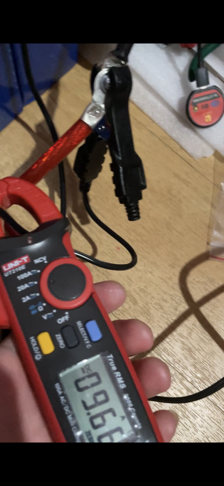 用10A充磷酸鋰鐵電池為什麼用勾錶測電流安培只有2A差異這麼大